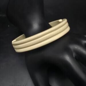 Cream Beige Ribbed Plastic Bangle Bracelet Vintage Costume Jewelry